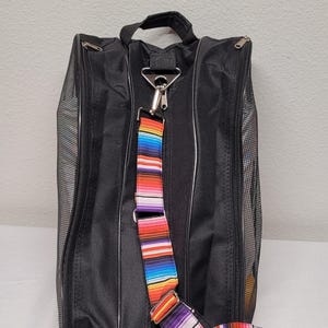 Rollschuhtasche mit belüfteten Taschen und verstellbarem Gurtband / 3 Fächern. Perfekt für Helme, Schutzausrüstung und persönliche Gegenstände