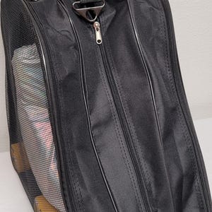 Rollschuh-Tasche mit belüfteten Taschen und verstellbarem, vom Hotel inspiriertem, gepolstertem Gurt - mit 3 Fächern.