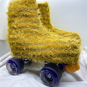 Harige gele gebreide rolschaatshoezen