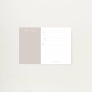 Könnte beinhalten: Ein hellgrauer Notizblock mit dem Text "A Little Note" auf der linken Seite und dem Text "Things to do" auf der rechten Seite. Der Notizblock hat liniertes Papier zum Schreiben.