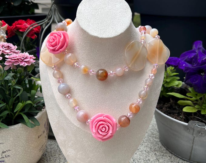 Women's necklace with jade beads, agate, and rose pendant, handmade elegant jewelry, length 102 cm, gemstone necklace