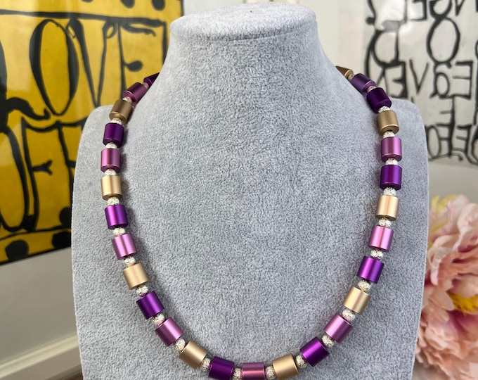 Violet beige women's necklace with anodized aluminum rollers, length 43 to 51 cm, Ø10 mm, multicolor, stainless steel clasp, beads, men's
