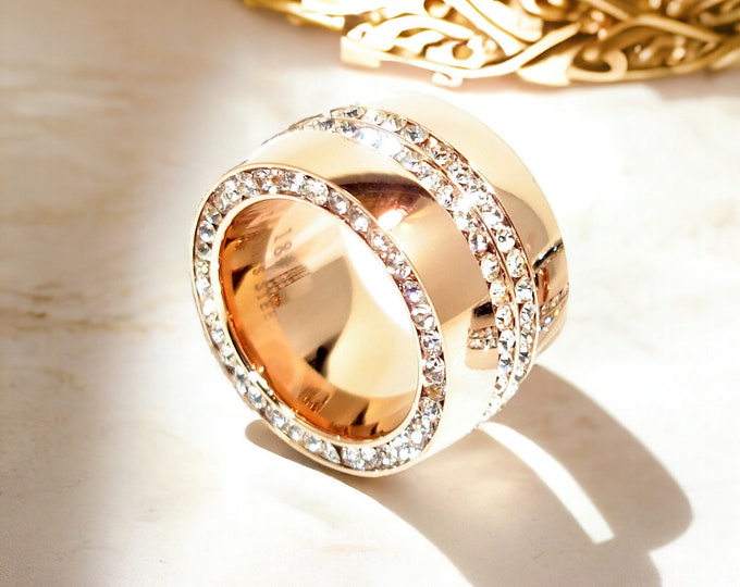 Fashionable women's stainless steel ring in rose gold with IP coating - Solid 15 mm - Stylish wide ring with white stones, solid statement piece