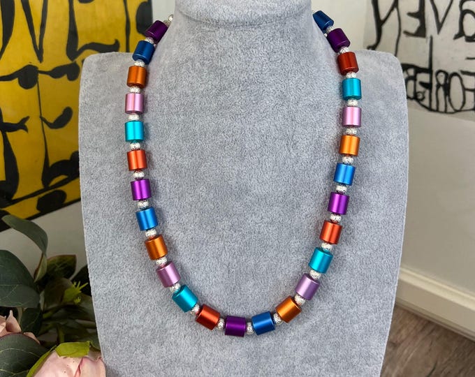 Women's necklace, anodized aluminum cylinders, violet-blue, length 43 to 51 cm, Ø10 mm, cylinder, stainless steel clasp, beads, men's