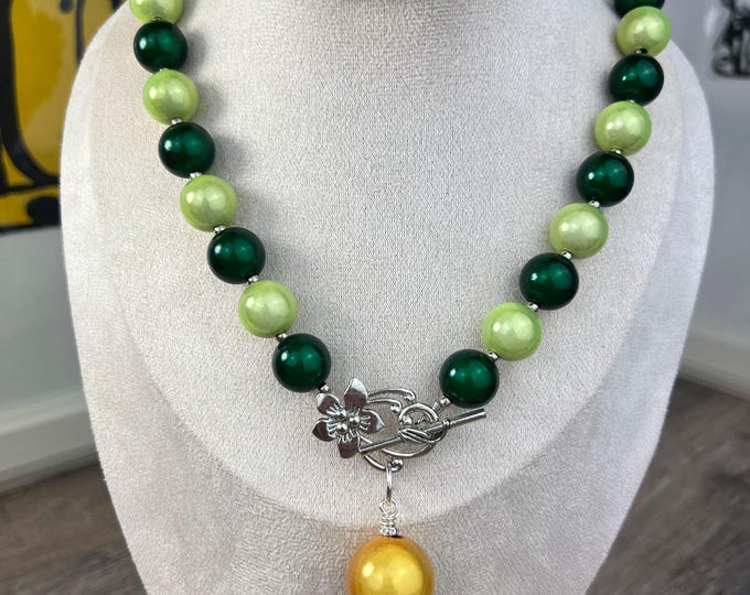 Green yellow Polaris pearls women's necklace Ø 14 mm handmade jewelry, toggle clasp, Ø 25 mm pendant, necklace, purple pearls, statement necklace