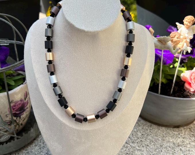 Black and beige women's necklace with anodized aluminum cylinders, length 43 to 51 cm, Ø10 mm, stainless steel clasp, beads, men's