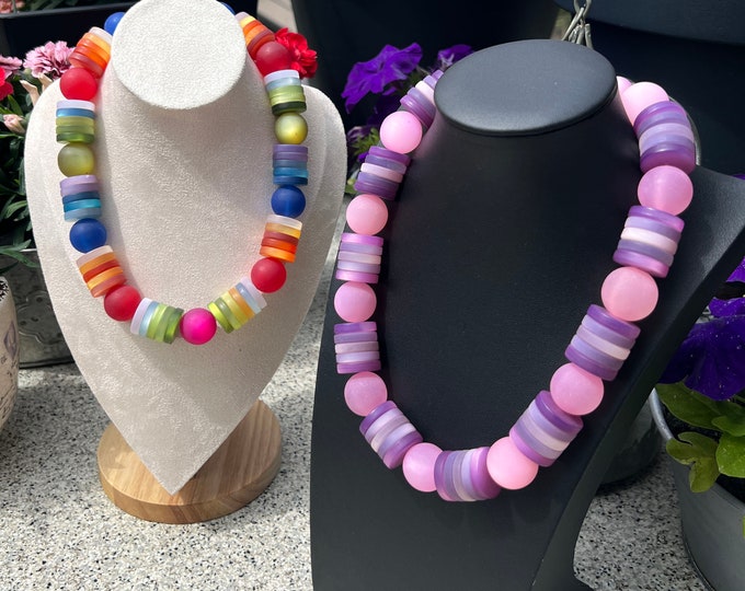 Polaris necklace for women, colorful blue and red resin beads, discs Ø20 mm, 48 cm long, magnetic clasp, handmade