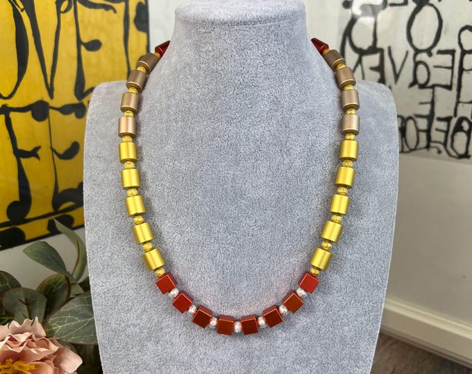 Gold and beige women's necklace with anodized aluminum cylinders, length 43 to 51 cm, cylinder Ø10 mm, stainless steel clasp, pearl necklace.