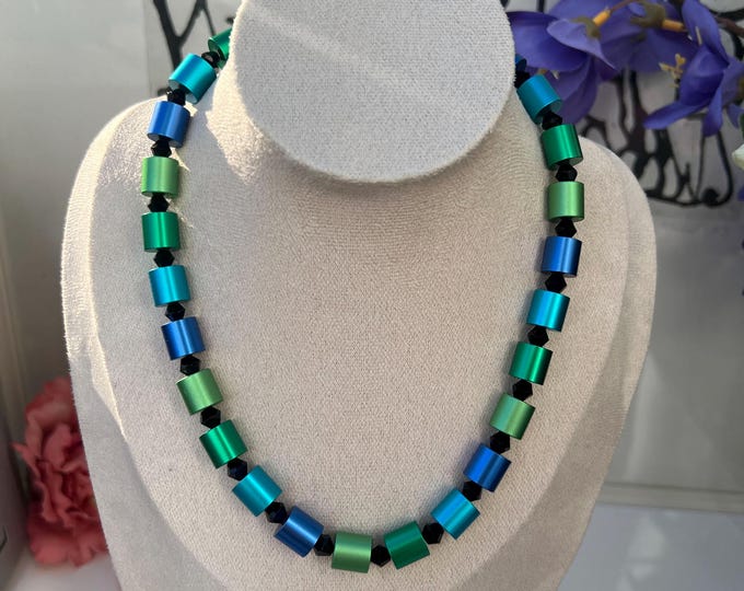 Blue and green women's necklace made of anodized aluminum cylinders, length 43 to 51 cm, Ø10 mm, cylinder, stainless steel clasp, beads, men's