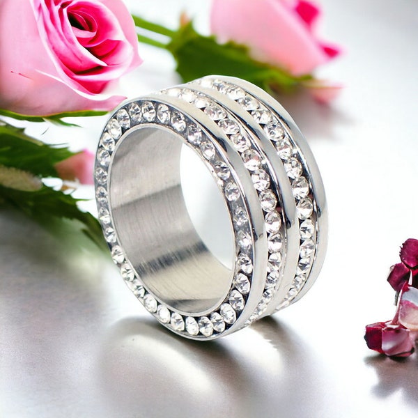 Modischer Damen Edelstahlring in Silber - Eleganter Freundschaftsring, Moderner Beauty Ring, 10mm Breite, Seitlicher Frontaler Strassbesatz