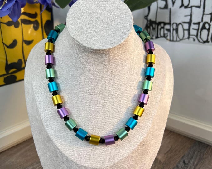 Turquoise and yellow women's necklace with anodized aluminum cylinders, length 43 to 51 cm, Ø10 mm, stainless steel clasp, beads, men's