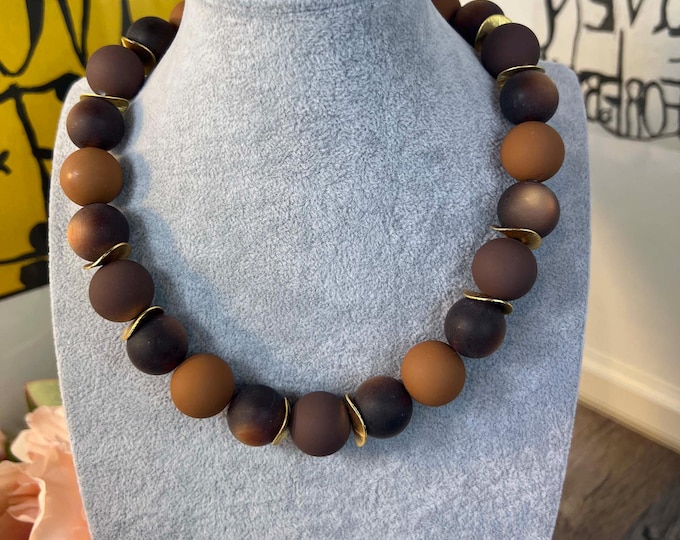 Dark brown Polaris necklace for women, matte resin beads, Ø20 mm, 48 cm long, magnetic clasp, handmade