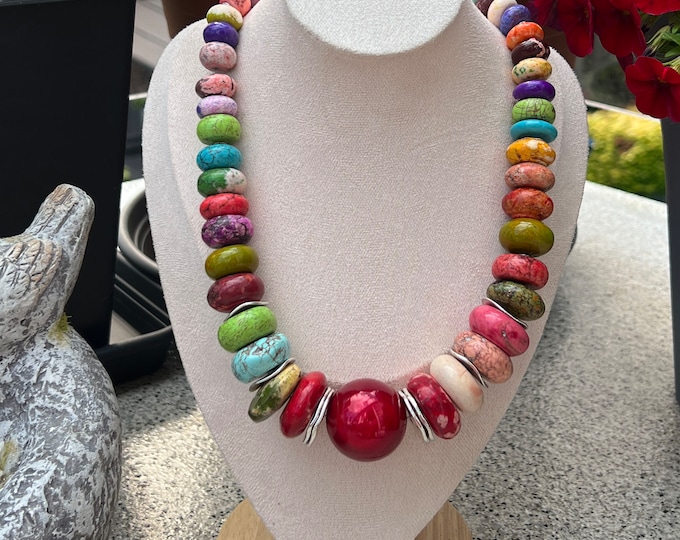 Women's necklace with rainbow howlite discs, 51 cm length, Polaris bead Ø30mm, handmade jewelry, lobster clasp, silver-colored