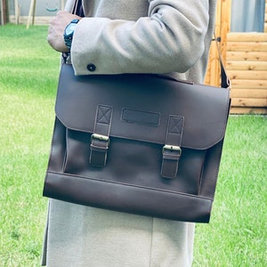 Cadeau fête des pères, porte-documents pour homme marron, porte-documents fin en cuir végétalien, sac messager homme personnalisé porte-documents pour ordinateur portable, porte-documents en cuir végétalien