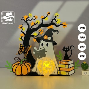 Könnte beinhalten: Ein Halloween-Themen-Layer-Papierkunstwerk mit einem Geist mit Hexenhut, der ein Buch liest, und einer leuchtenden Laterne. Die Szene umfasst eine schwarze Katze, einen Kürbis, einen Schmetterling und einen Baum mit orangefarbenen und gelben Blättern.