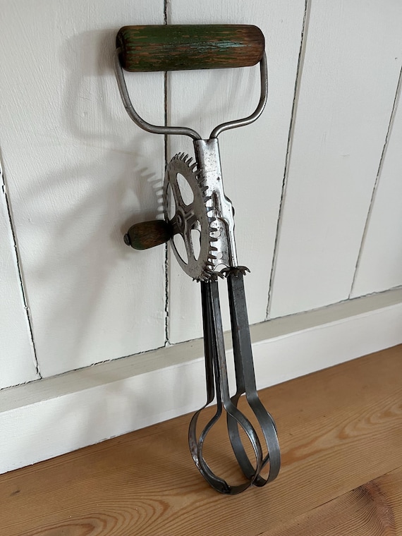 Vintage Retro Skyline Hand Held Egg Beater Whisk Kitchenalia