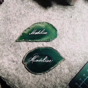 Rebanada de ágata verde de 2,5 "-3,5" con borde natural, borde chapado en oro, tarjeta de lugar con nombre de boda al por mayor