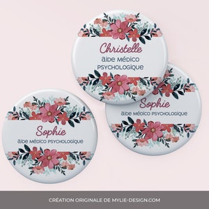 Peut inclure: Trois badges ronds avec des motifs floraux et un fond blanc. Le badge du haut dit "Christelle aide MÉDICO PSYCHOLOGIQUE". Les deux badges du bas disent "Sophie aide MÉDICO PSYCHOLOGIQUE".