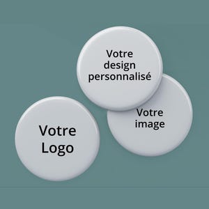 Peut inclure: Trois badges circulaires blancs disposés en groupe. Le badge supérieur porte le texte "Votre design personnalisé", celui de droite affiche "Votre image" et le badge en bas à gauche présente le texte "Votre Logo" en police noire.
