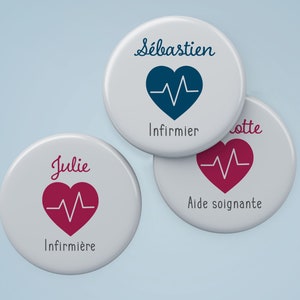 Peut inclure: Trois badges ronds blancs avec des noms et des titres de poste. Chaque badge présente un cœur avec une ligne de battement de cœur. Les noms sont en cursive et les titres de poste en police simple. Le fond est bleu clair.