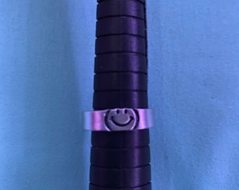 hemgjorda smiley face-ringar stämplade ringar