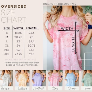 K&ouml;nnte beinhalten: Ein rosa T-Shirt mit Batikmuster und einer Gr&ouml;&szlig;entabelle mit Breiten- und L&auml;ngenma&szlig;en in Zoll. Die Tabelle enth&auml;lt die Gr&ouml;&szlig;en S bis 3XL. Das Shirt geh&ouml;rt zur Comfort Colors 1745 Kollektion. Weitere Farben sind unten abgebildet.