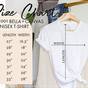 Puede incluir: Una camiseta unisex blanca en una percha, con una tabla de tallas. La tabla muestra las tallas XS a 3X, con medidas de largo y ancho en cent&iacute;metros. El texto "Size Chart" est&aacute; en la parte superior.