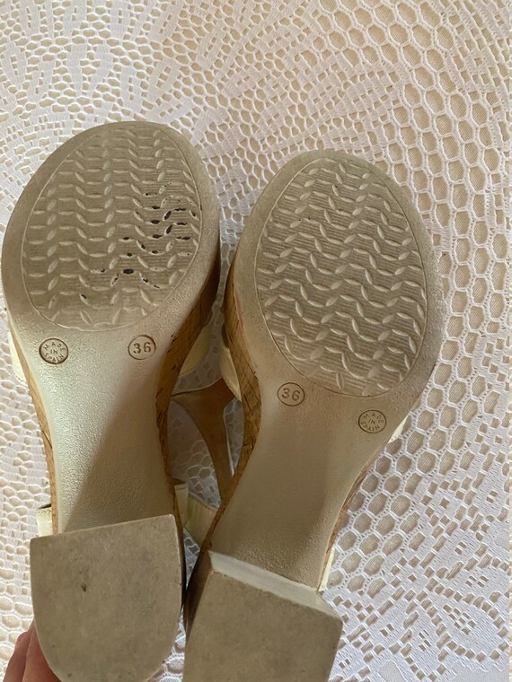 Gadea crema charol tacones altos sandalias de meseta hechas Gadea crema charol tacones altos sandalias de meseta hechas