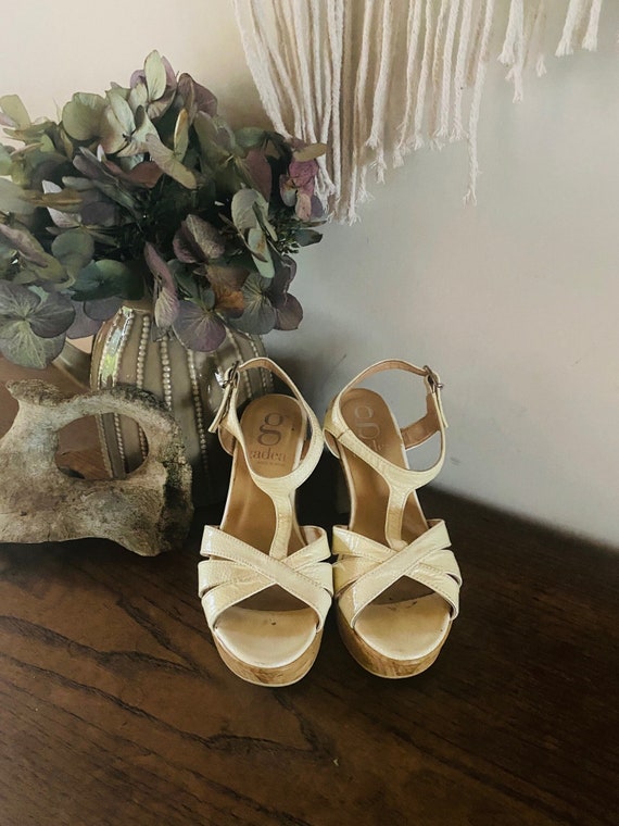 Gadea crema charol tacones altos sandalias de meseta hechas Gadea crema charol tacones altos sandalias de meseta hechas