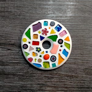 Könnte beinhalten: Handgefertigtes Holzschild mit dem Text "Welcome to our home" in handschriftlichem Stil. Das rechteckige Schild ist weiß lackiert, hat schwarze Schrift und ein kleines dekoratives Herz.