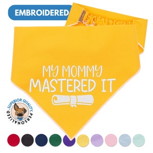 Haftowana bandana dla psa „My Mommy Mastered It” – idealny prezent na zakończenie studiów magisterskich – spersonalizowane akcesoria dla zwierząt
