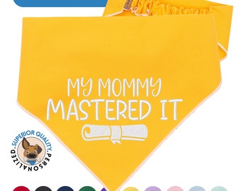 Broderad hundbandana med texten "Min mamma behärskade det" - Perfekt examenspresent för magisterexamensfiranden - Anpassade accessoarer för husdjur