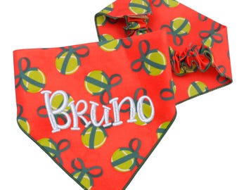 Könnte beinhalten: Rotes Hundehalstuch mit einem Muster aus grünen und gelben Tennisbällen und Schleifen. Der Name "Bruno" ist weiß gestickt. Ein passendes Scrunchie ist ebenfalls enthalten.