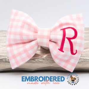 a bow tie with the letter r on it