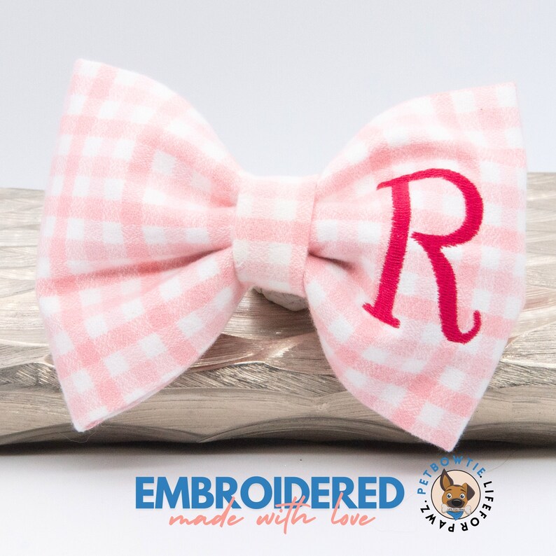 a bow tie with the letter r on it