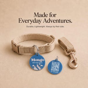 Puede incluir: Un collar para perros beige, una correa y dos etiquetas azules para mascotas. Una etiqueta tiene un gráfico de montaña e información de contacto, la otra un código QR. Texto: "Made for Everyday Adventures."