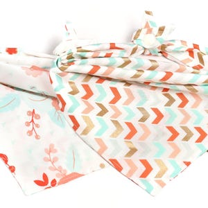 Pañuelo para perro con diseño floral y flechas, reversible, con cierre a presión, para otoño, ropa para perro en dorado, blanco y rosa, para niña.