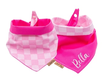 Pañuelo reversible para perro: rosa fucsia y cuadros pastel, con el nombre de la mascota bordado.