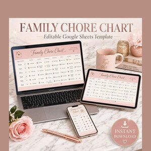 Könnte beinhalten: Eine digitale Vorlage für einen Familien-Aufgabenplan, angezeigt auf einem Laptop, Tablet und Smartphone. Der Bildschirm zeigt eine Tabelle mit Namen und Aufgaben unter der Überschrift Family Chore Chart. Ein roségoldener Stift und eine Tasse sind vorhanden.
