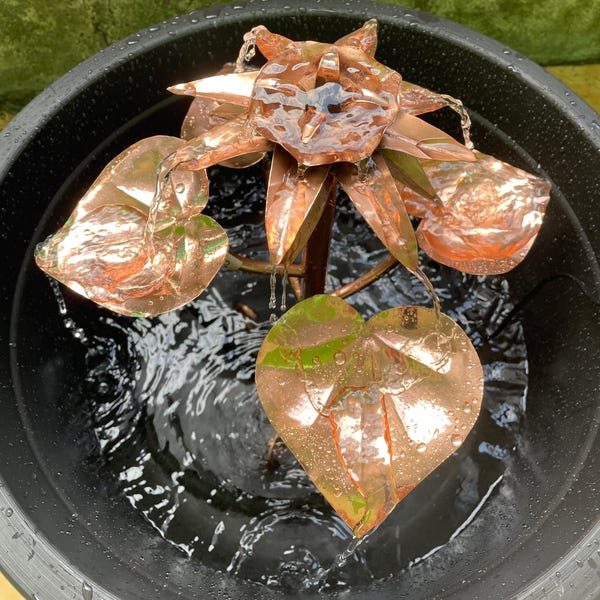 Fuente de loto con baño de cobre para pájaros, diseño de lirio para jardín, decoración de patio exterior, comedero para pájaros apto para polinizadores, bomba solar