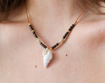 Necklace • Insula • Shell Pendant • Macrame Jewelry