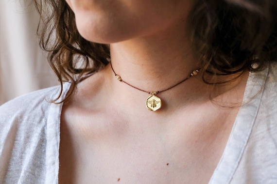 Einfache Halskette • Albina • Biene * 24 Karat vergoldet * Mondstein