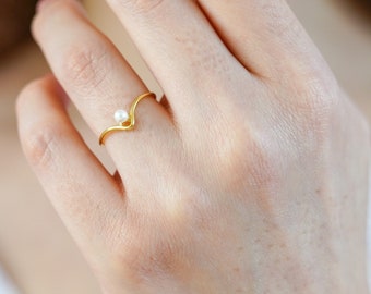 Dainty V-shaped ring