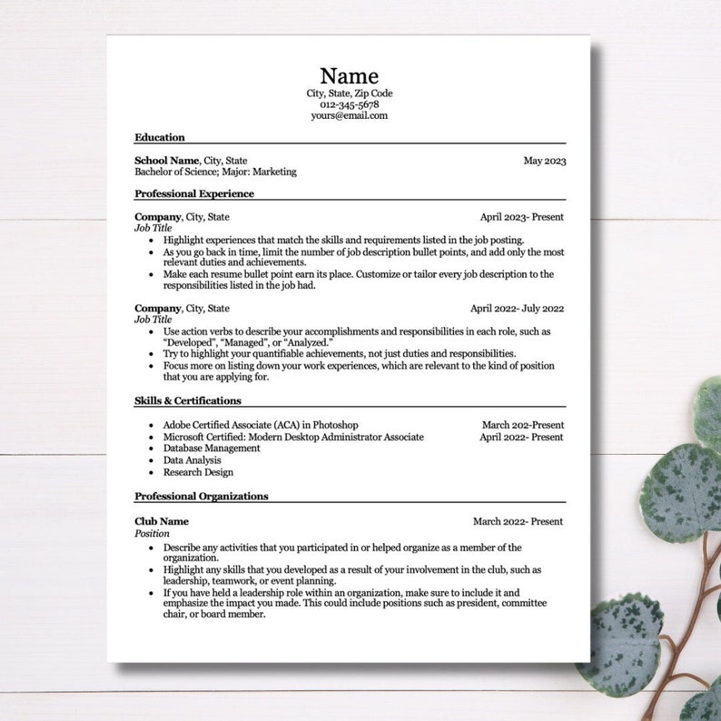 Może przedstawiać: Profesjonalny szablon CV z sekcjami dotyczącymi wykształcenia, doświadczenia, umiejętności i certyfikat&oacute;w. Tekst jest czarny na białym tle. Dokument zawiera dane kontaktowe i daty. Odrobina zieleni znajduje się w rogu.