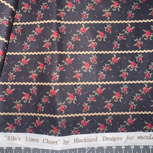 Op de afbeelding: Donker marineblauwe stof met een herhalend patroon van rode rozen en groene bladeren. Het bloemmotief wordt afgewisseld met beige, geschulpte strepen. De tekst "Ella's Linen Closet" by Blackbird Designs is zichtbaar onderaan de stof.