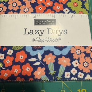 Lazy Days av Gina Martin 12,5 cm Stacker Charm Pack bomullstyg för Moda
