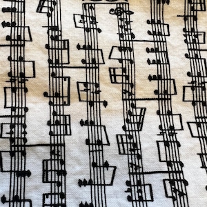 Tessuto in cotone con stampa di note musicali vintage da 1/2 Yd