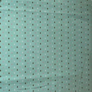 Puede incluir: Una taza de cerámica blanca con un asa negra y el texto "But First, Coffee" en un estilo manuscrito. La taza está sobre una superficie blanca. La taza mide aproximadamente 10 cm de alto.