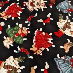 Może przedstawiać: Czarny materiał z powtarzającym się wzorem papierowych lalek ubranych w świąteczne stroje. Lalki noszą czerwone, zielone, niebieskie i białe sukienki z różnymi dodatkami. Materiał idealnie nadaje się do projektów rękodzielniczych, takich jak kołdry, poduszki i torby.