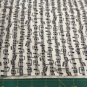 Tessuto di cotone con stampa di note musicali vintage da 1/2 iarda di Fabric Traditions